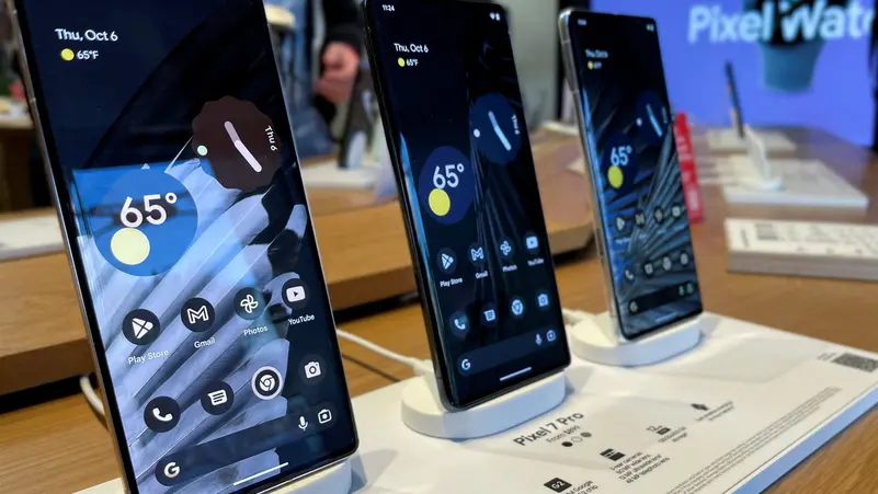 مجموعة من هواتف بيكسل 7 برو