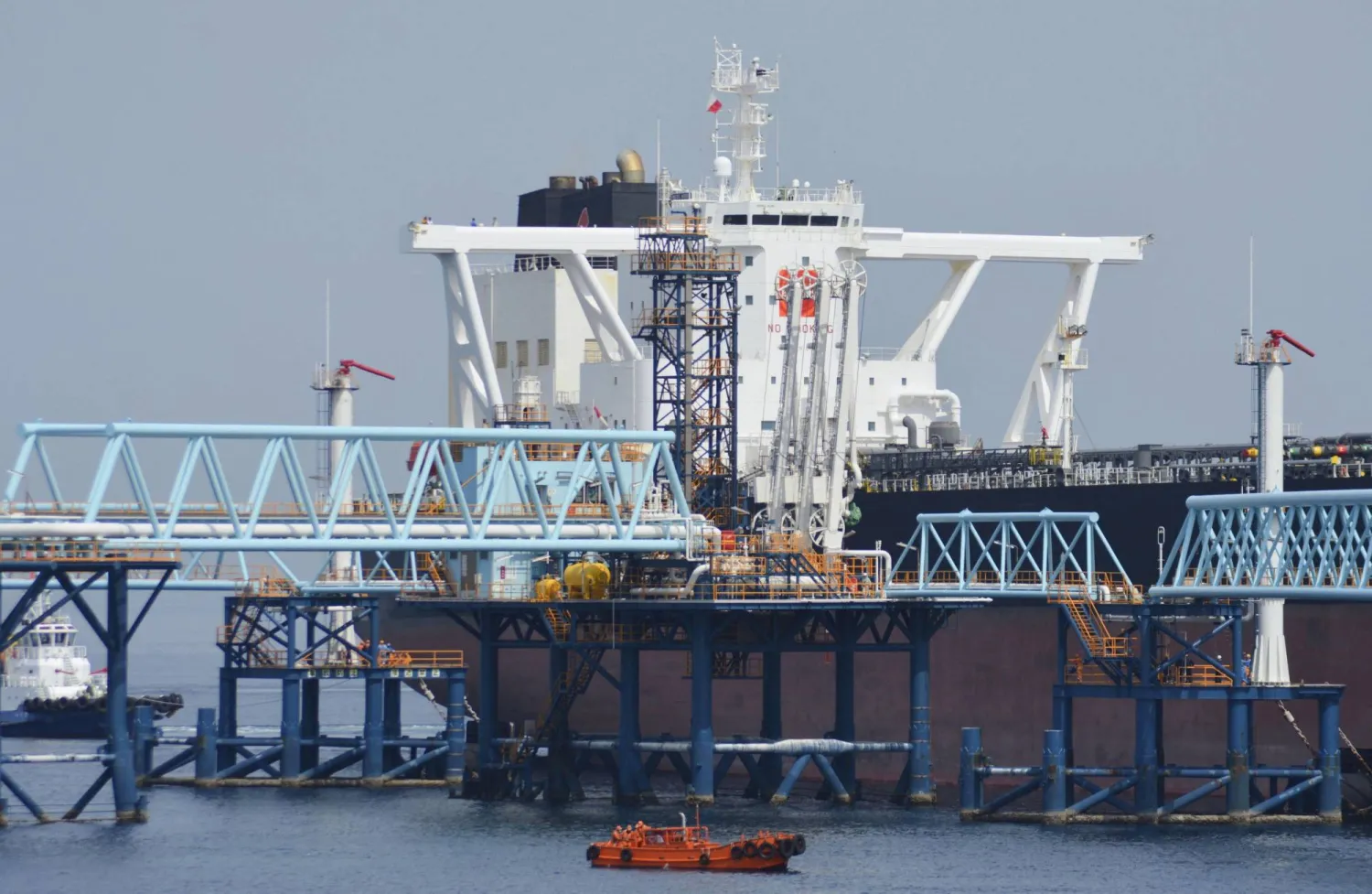 ناقلة نفط ترسو في قاعدة شيراشيما الوطنية لتخزين النفط في كيتاكيوشو جنوب غربي اليابان